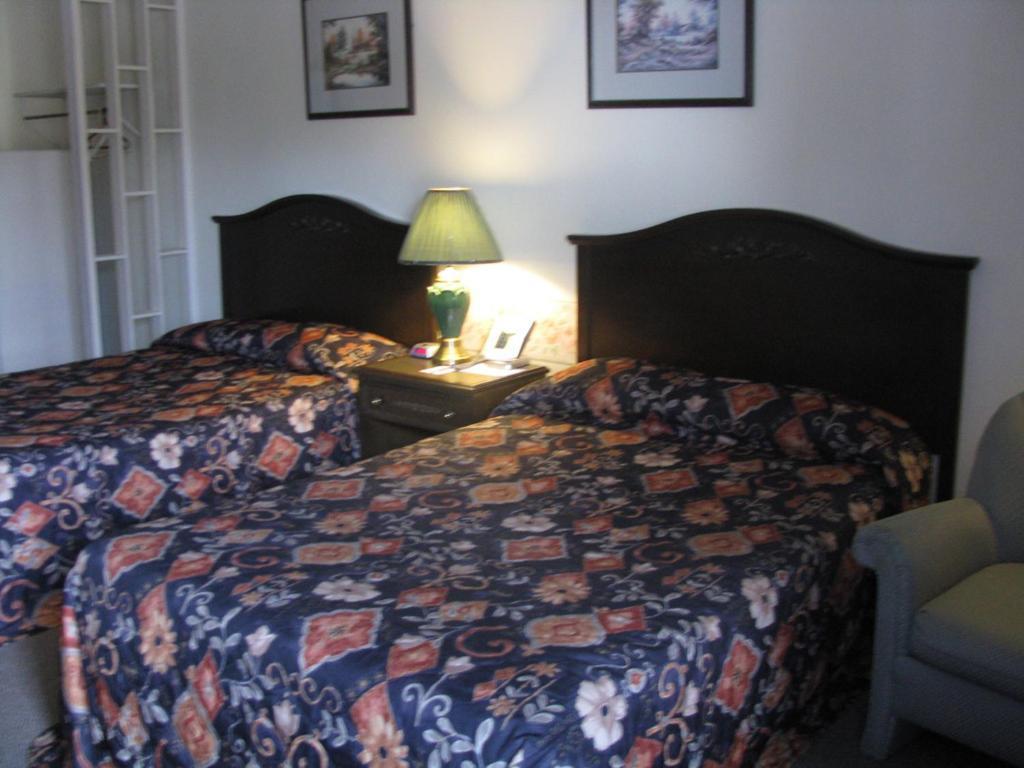 Chipican Motel Sarnia Room photo